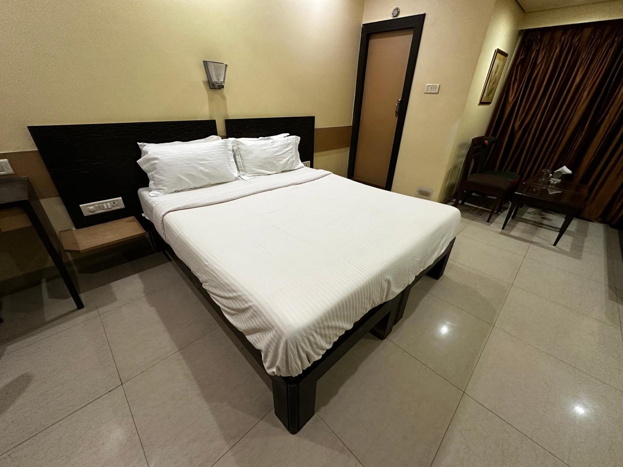 The Saffron Suites Sasupāda Екстериор снимка