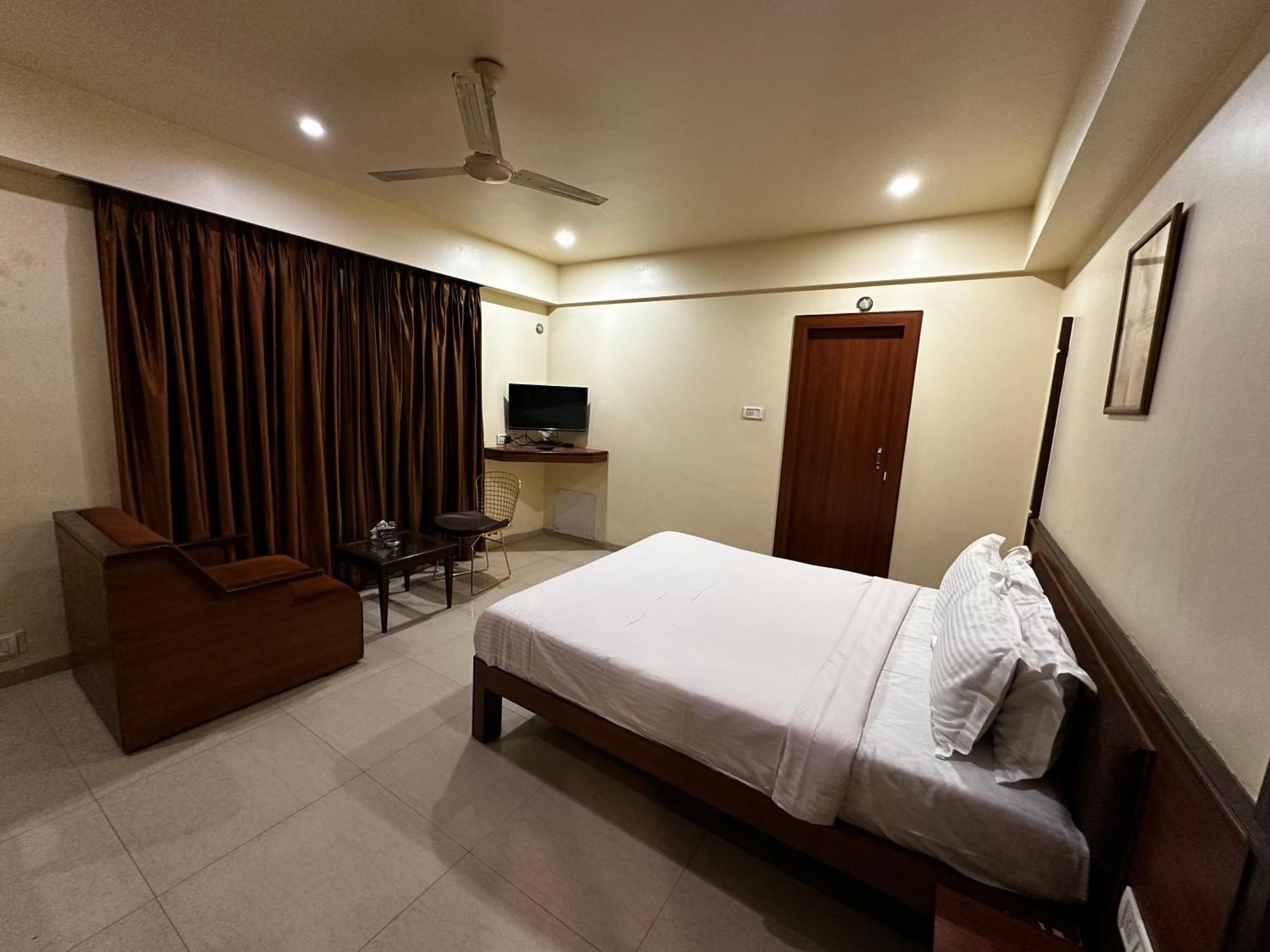 The Saffron Suites Sasupāda Екстериор снимка