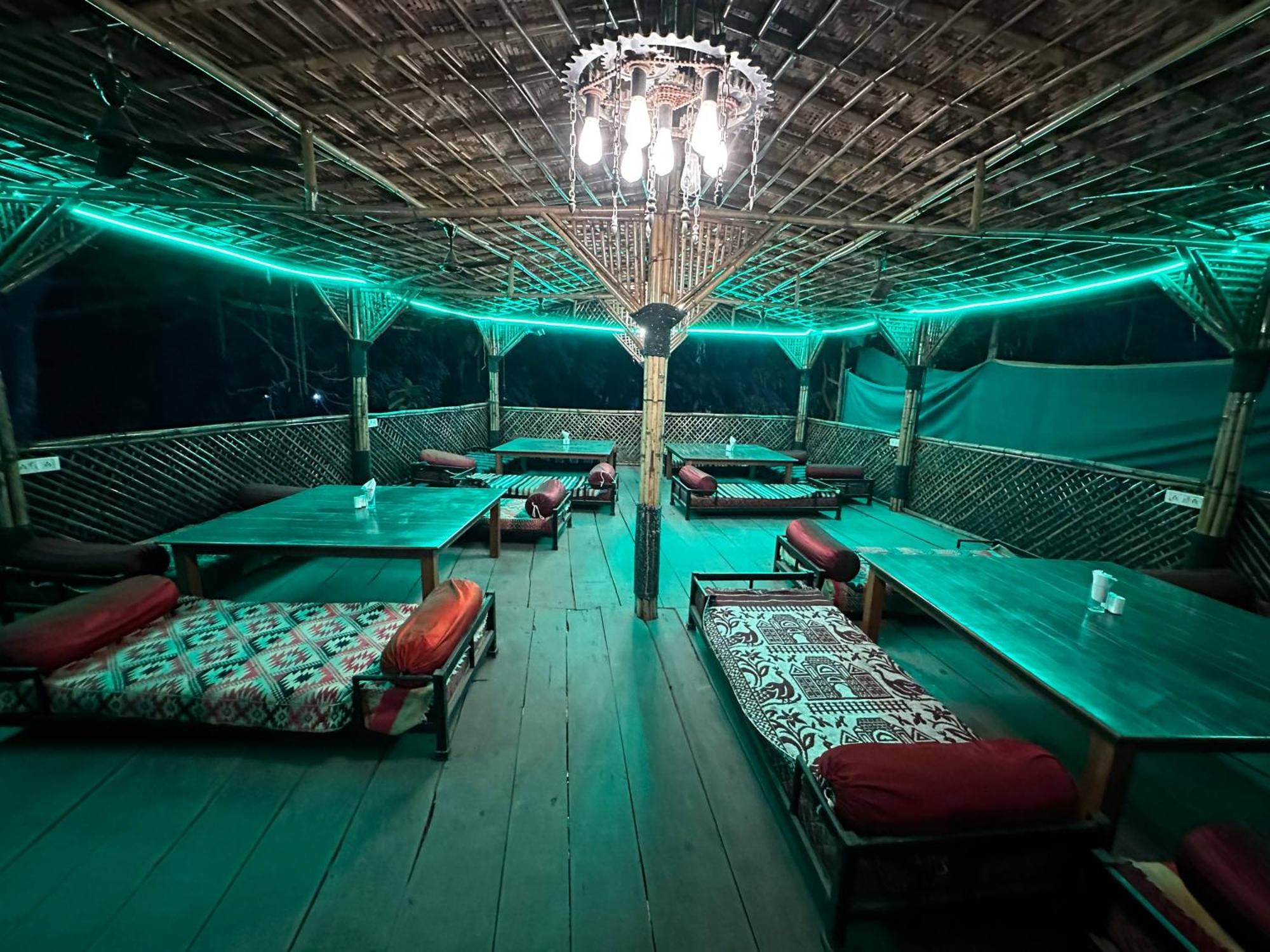 The Saffron Suites Sasupāda Екстериор снимка