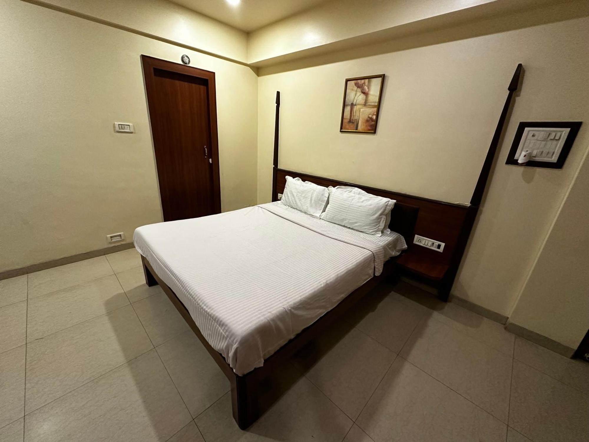 The Saffron Suites Sasupāda Екстериор снимка