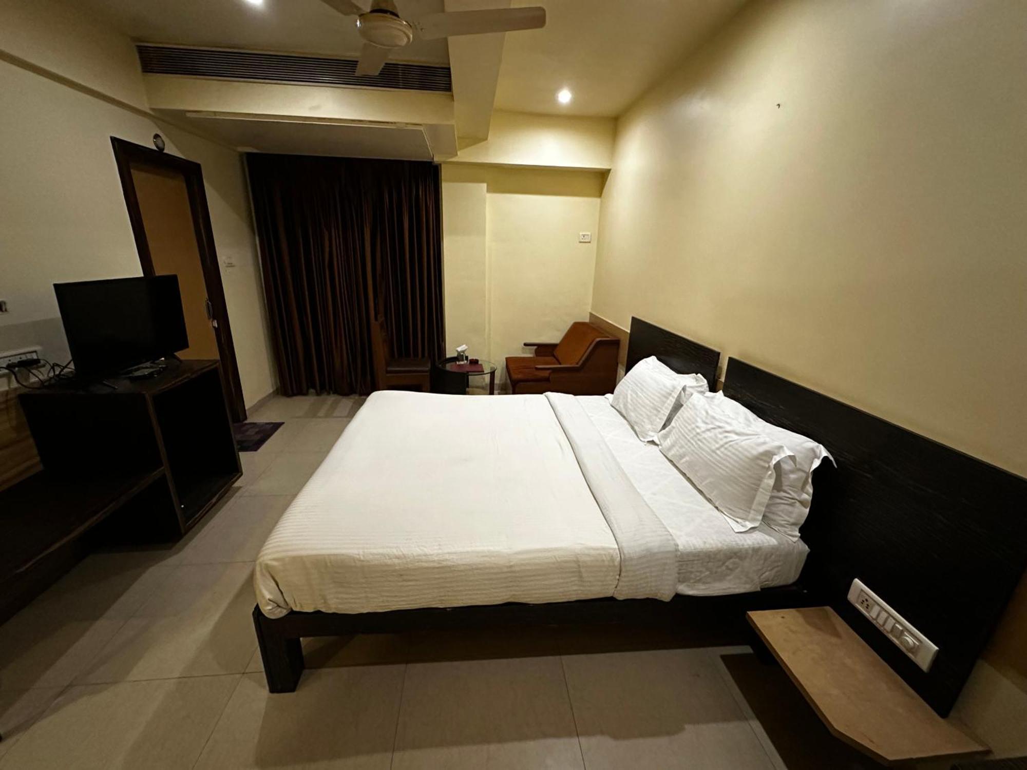 The Saffron Suites Sasupāda Екстериор снимка