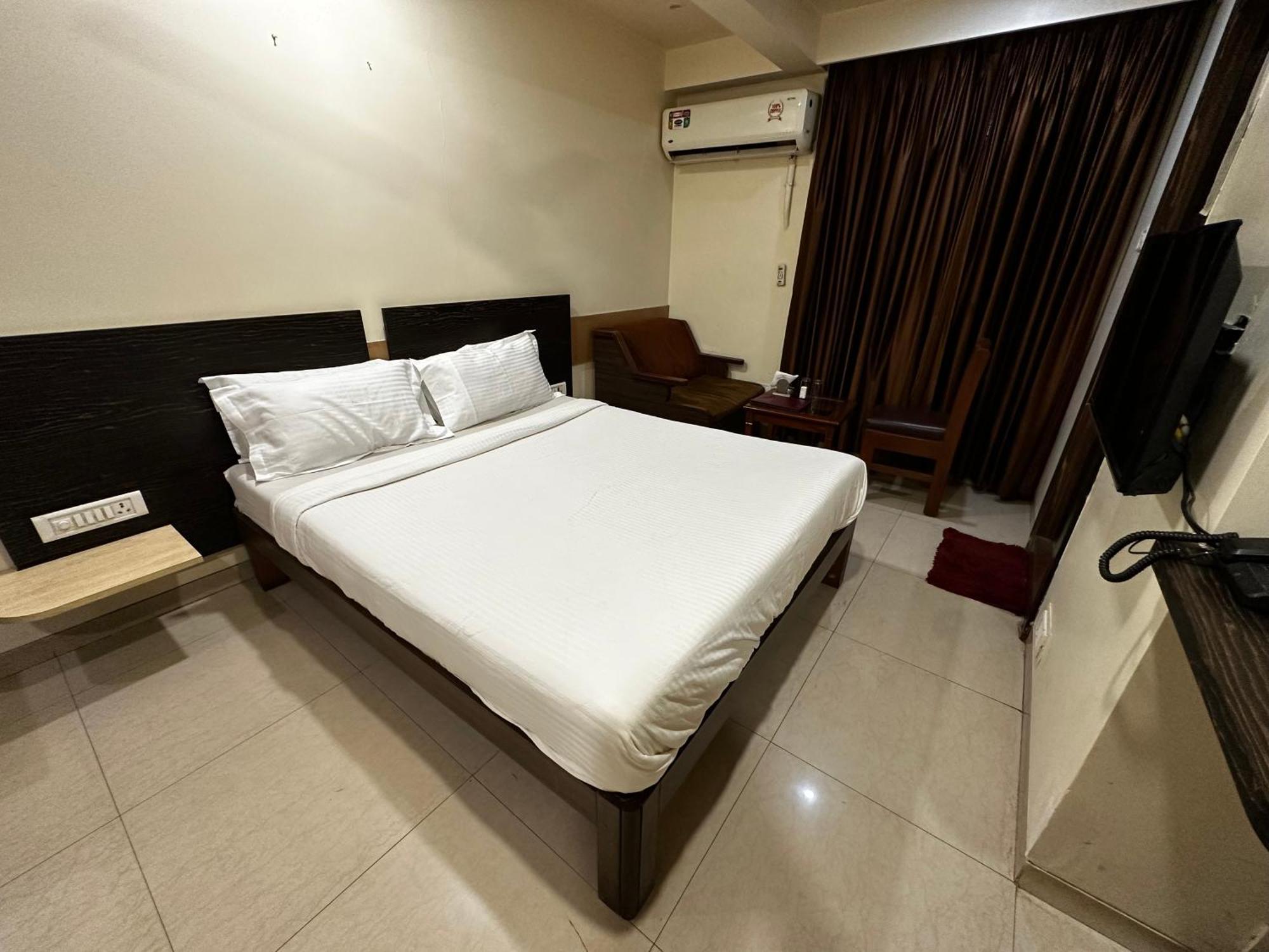 The Saffron Suites Sasupāda Екстериор снимка