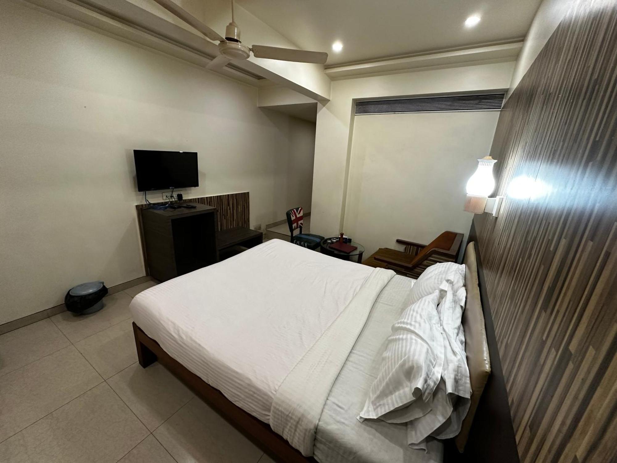 The Saffron Suites Sasupāda Екстериор снимка