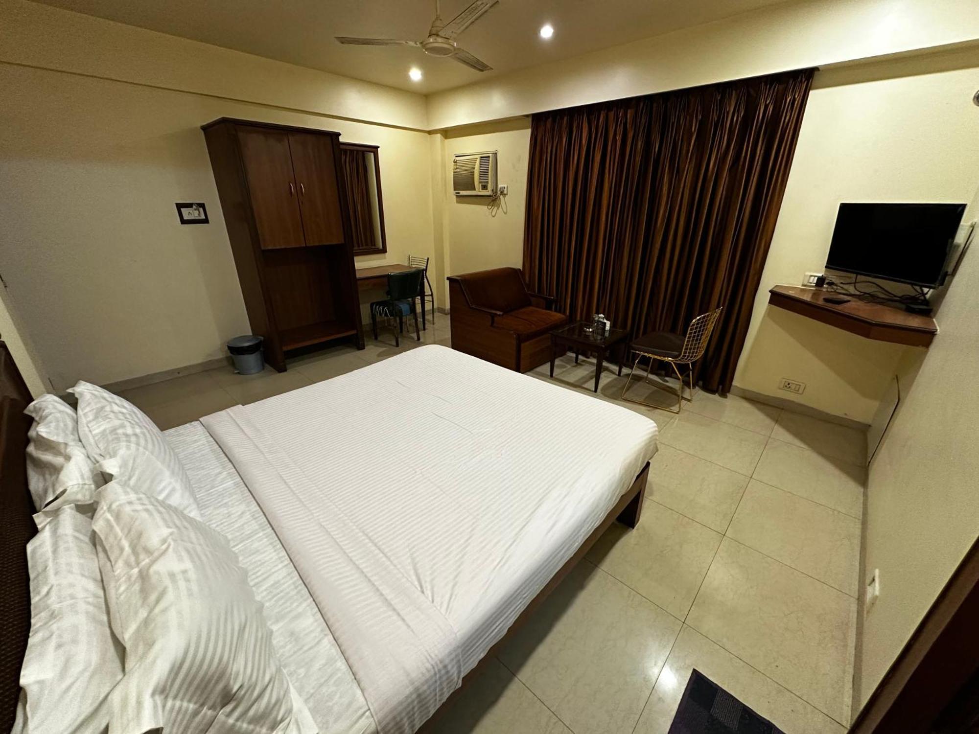 The Saffron Suites Sasupāda Екстериор снимка