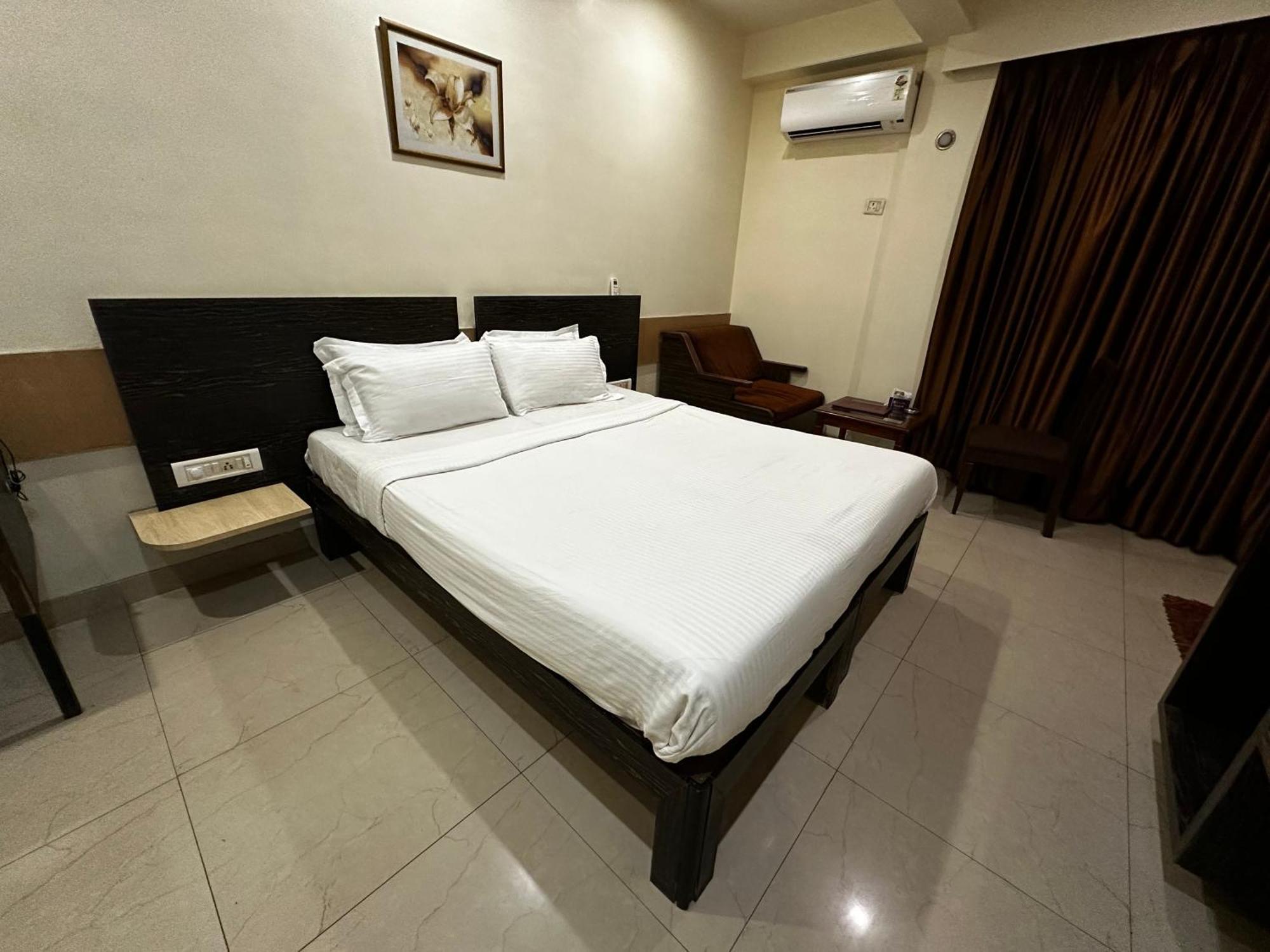 The Saffron Suites Sasupāda Екстериор снимка