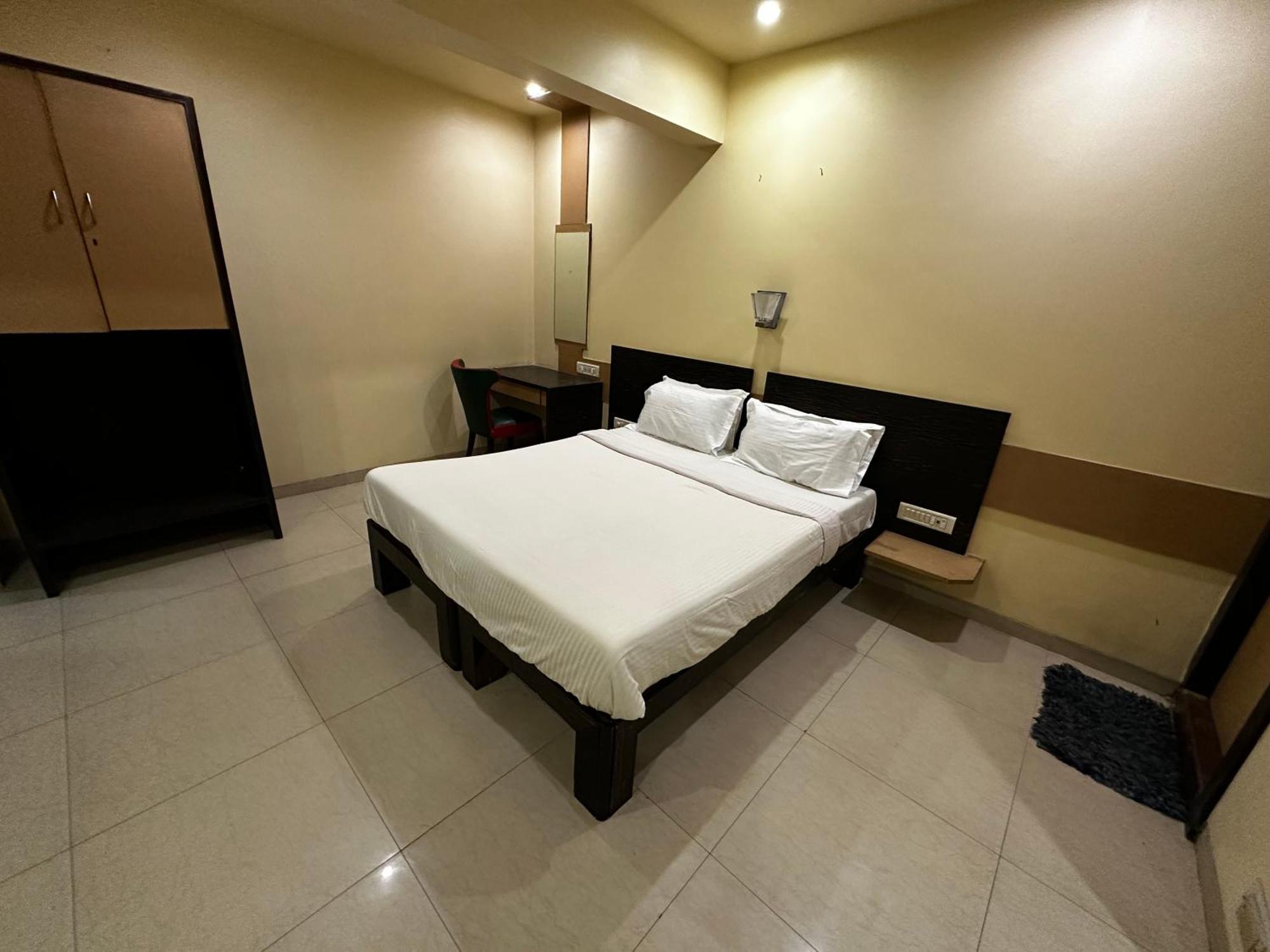 The Saffron Suites Sasupāda Екстериор снимка