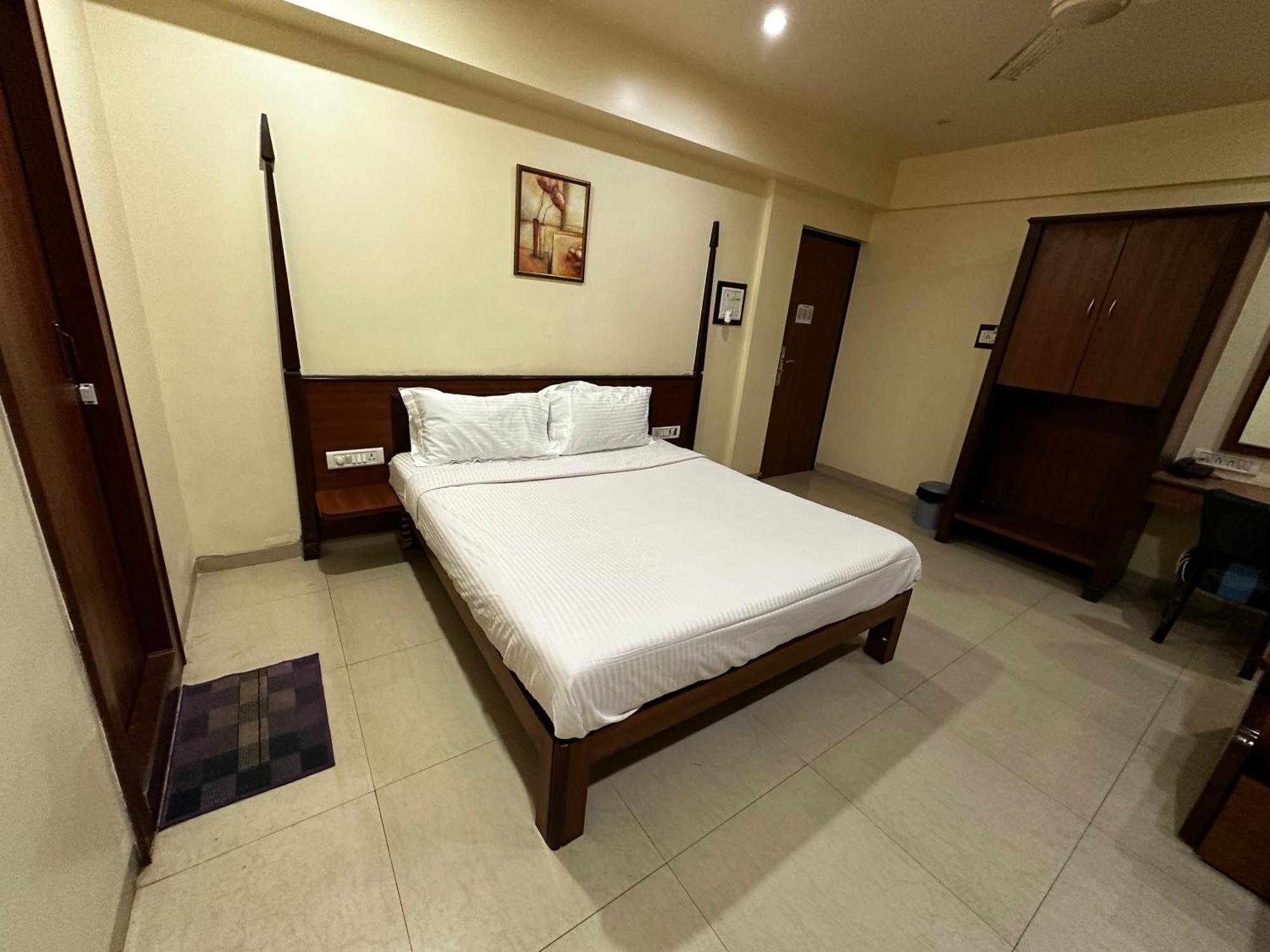 The Saffron Suites Sasupāda Екстериор снимка
